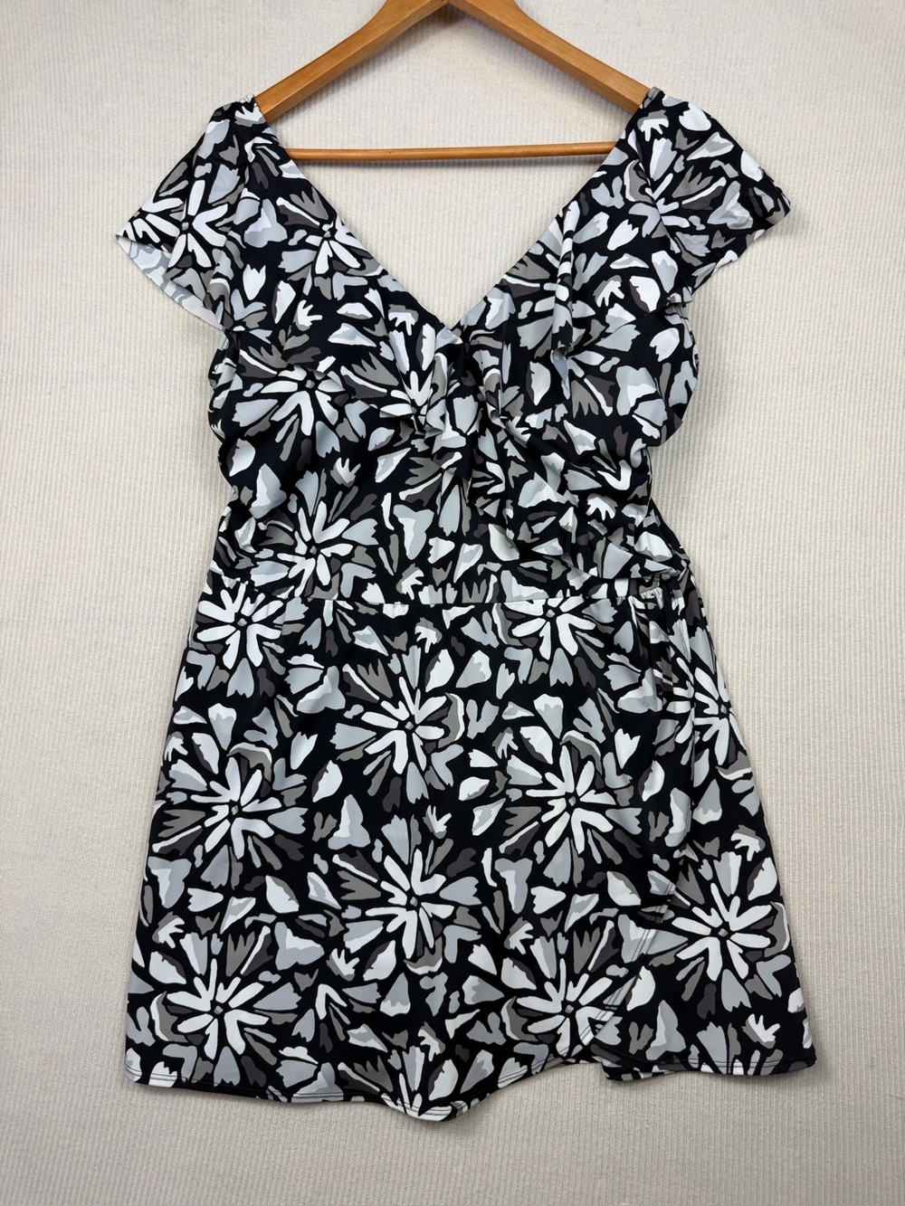 D&Co Beach Floral Swim Dress One Piece Swimsuit Women’s Size 16 NWOT